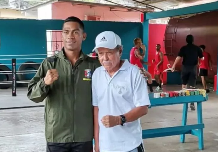 El púgil panameño Ricardo ‘El Científico’ Núñez (izq.) junto a su entrenador Gustavo Cervantes.