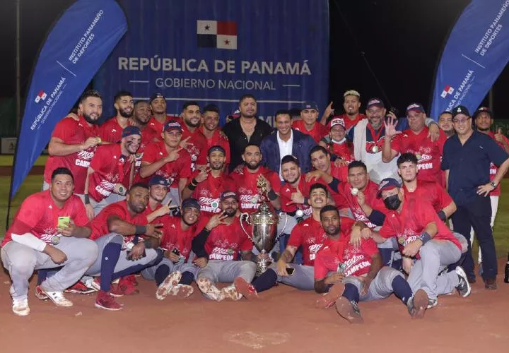 El equipo de Panamá Metro se coronó campeón del béisbol mayor al barrer a Chiriquí en cuatro juegos. Foto: Fedebeis