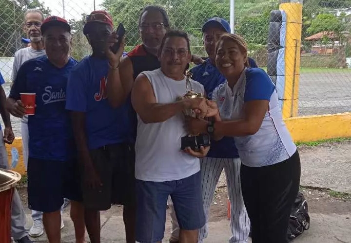 Entrega del trofeo de campeón al equipo de Sal y Pimienta, dirigido por Eliécer Moreno.