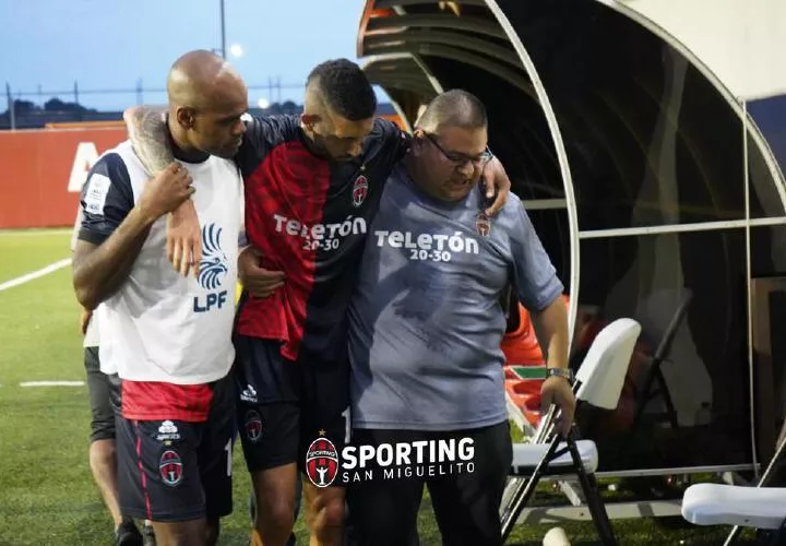 Luis Choy (c) cuando salió lesionado en el encuentro del sábado. Foto: @sportingsmfc