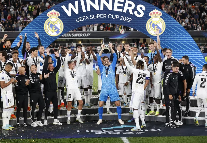 Thibaut Courtois (c), levanta el trofeo junto a sus compañeros. /Foto: EFE