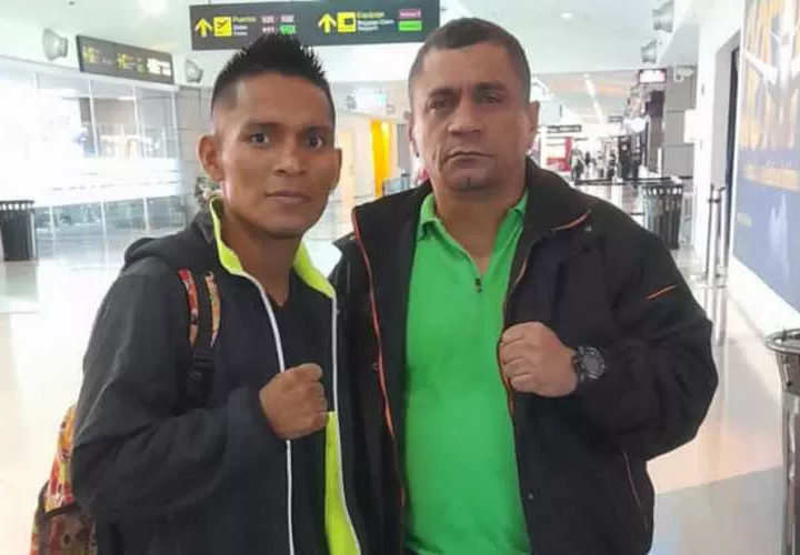 Gilberto ‘El Cacique’ Pedroza (izq.) y su entrenador Julio César Archibold en el aeropuerto de Tocumen previo al viaje. Foto: Cortesía