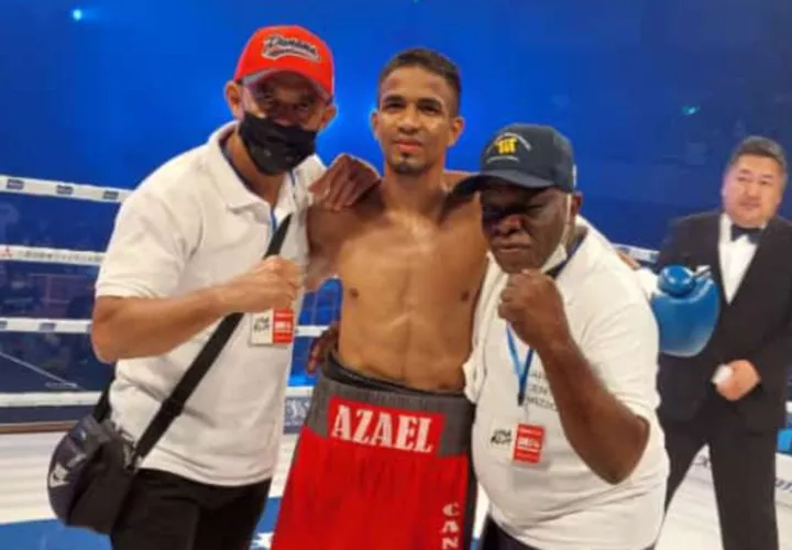 Villar (c), el preparador físico Samuel Lastra (i) y el entrenador Carlos Watson. 