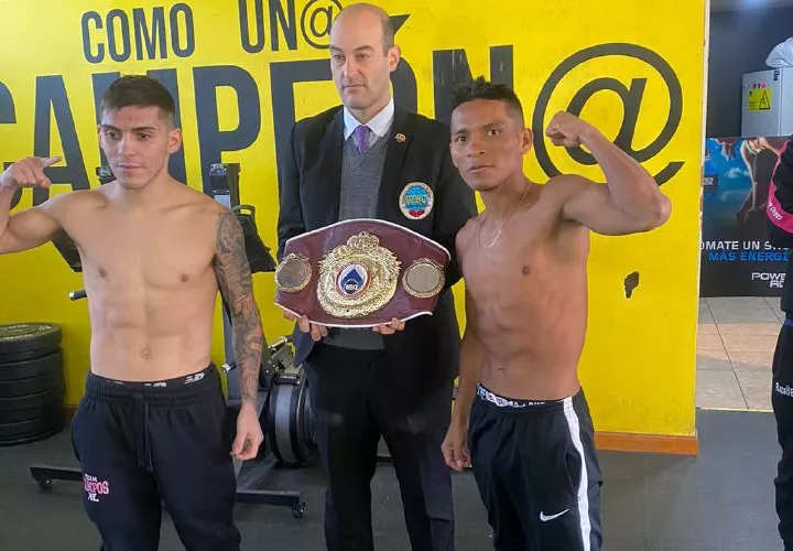 Gilberto ‘El Cacique’ Pedroza (der.) disputó el título mosca latino de la Organización Mundial de Boxeo (OMB) ante Andrés Campos (izq.).