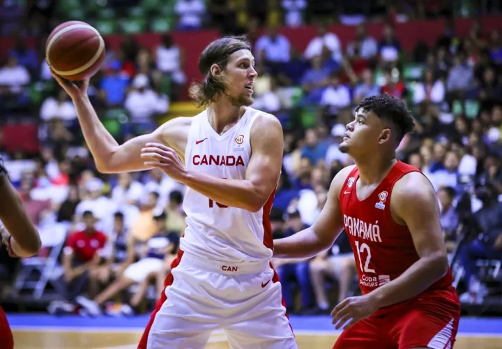  Kelly Olynyk (izq.), de Canadá, es defendido por Jesús Lombardo de Panamá. Foto: FIBA 