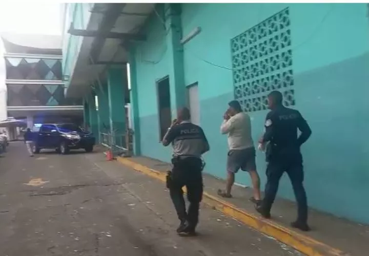 La audiencia terminó a eso de las 1:00 p.m. y no fue hasta las 5:30 p.m. que trasladaron al imputado hacia un centro penitenciario. Foto: Landro Ortiz