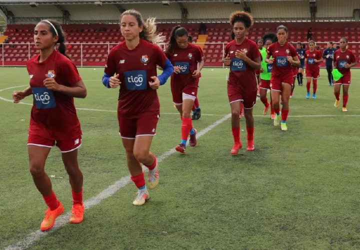 Entrenamiento de ayer lunes de la Selección Mayor Femenina de Panamá. Foto: Fepafut