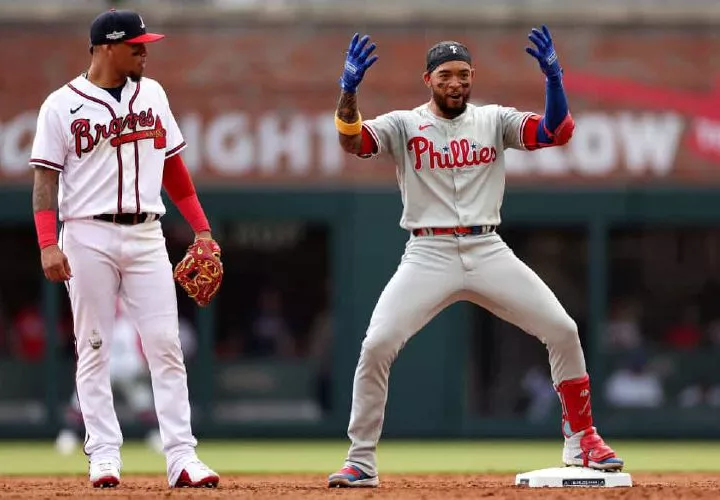 El infielder panameño Edmundo Sosa luego de conectar el doble, el cual fue su primer imparable de su carrera en postemporada. Foto: COP