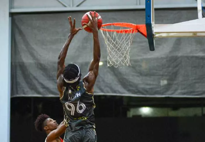 Antonio Austin (con la bola), busca concretar una canasta durante el juego en que los Centinelas vencieron a los Caballos de Coclé. Foto: Fepaba