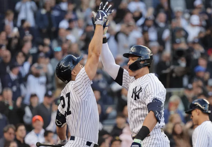 Giancarlo Stanton (izq.) es felicitdo por Aaron Judge luego de conectar jonrón de tres carreras. Foto: AP