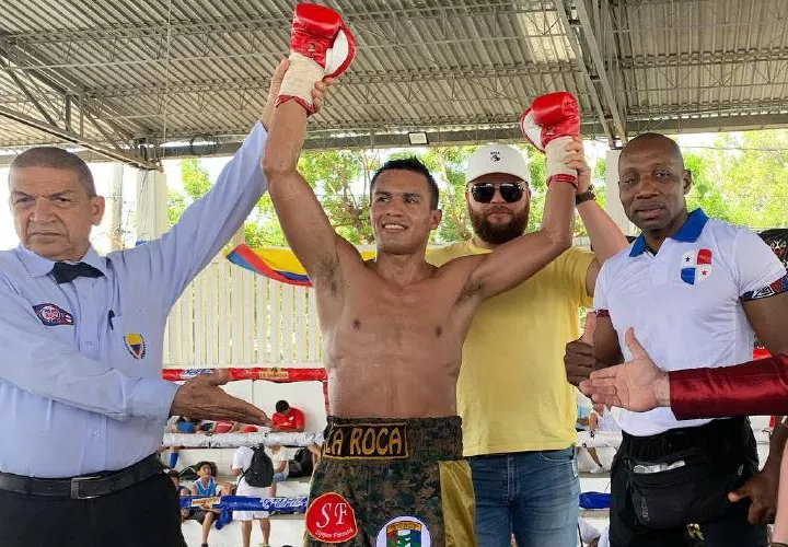 El boxeador panameño Bryan De Gracia junto a su apoderado Aristides Araúz (c) y su entrenador Juan Mosquera. Foto: Cortesía