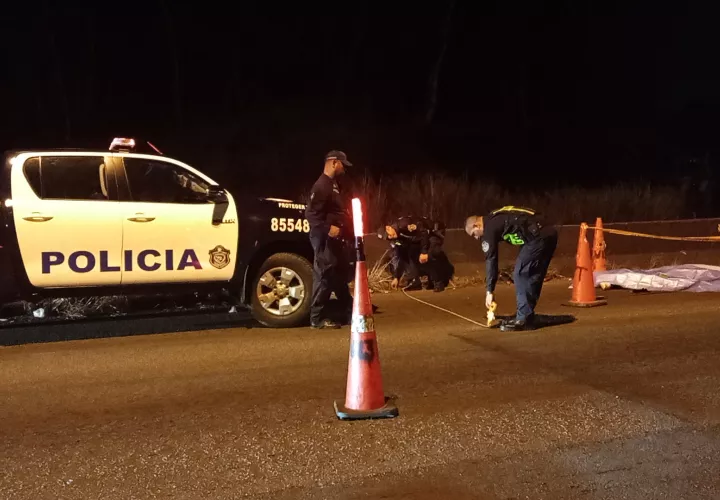  Paramédicos del Sistema Único de Manejo de Emergencias Médicas (SUME) que acudieron al sitio del accidente confirmaron el fallecimiento del ciudadano. Foto: Eric Montenegro 