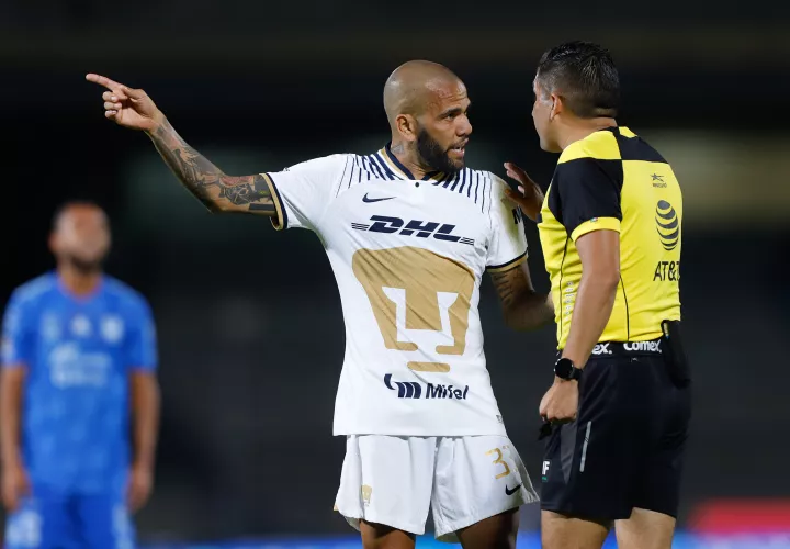 Fotografía de archivo de Dani Alves (i) de Pumas . EFE/Isaac Esquivel