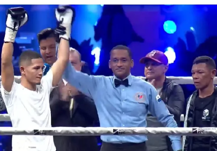 Rafael &#039;El General&#039; Pedroza (izq.) mantuvo su invicto en el boxeo profesional. 