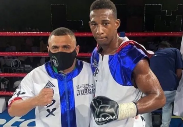 Pablo Vicente (der.), Boxeador del Año 2022 en Panamá junto a su entrenador Julio César Archibold.