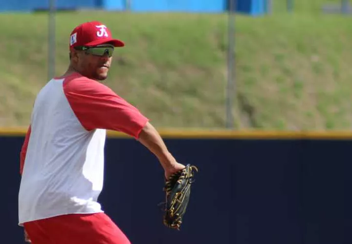 El lanzador panameño Davis Romero durante la práctica de ayer en el estadio nacional Rod Carew. Foto: Probeis