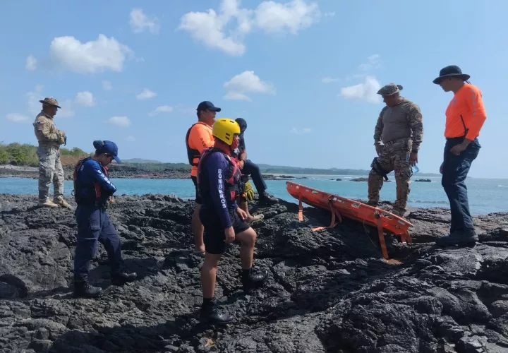 Un cuerpo fue divisado por una persona del lugar que apoya las labores de búsqueda, sobre unas rocas. 