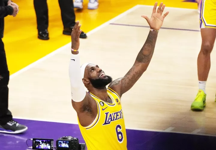 LeBron James seguirá haciendo historia cada vez que anote puntos. Foto: EFE