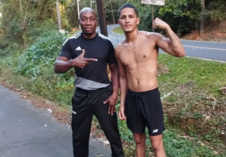 El clasificado mundial panameño Rafael ‘El General’ Pedroza (der.) junto a su entrenador Juan Mosquera. Foto: Cortesía