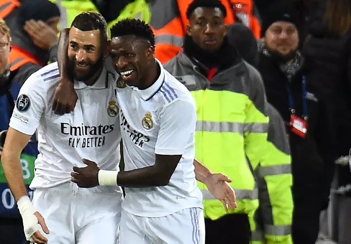 Benzema (i) y Vinicius Jr., autores de cuatro de los cinco goles del Real. Foto: EFE