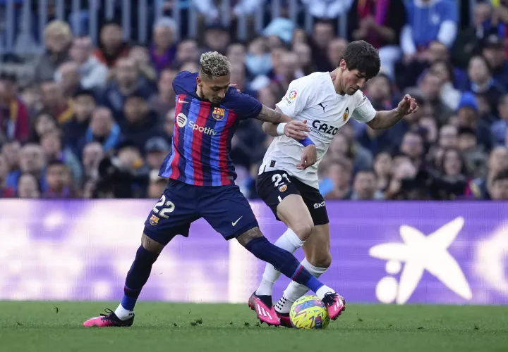 El brasileño del Barcelona, Raphinha (i), y el defensa del Valencia Vázquez Alcalde. Foto: Agencia EFE