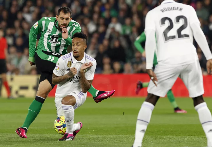 El delantero del Betis Borja Iglesias (i) chuta ante Éder Militao (c), del Real Madrid, Foto: Agencia EFE