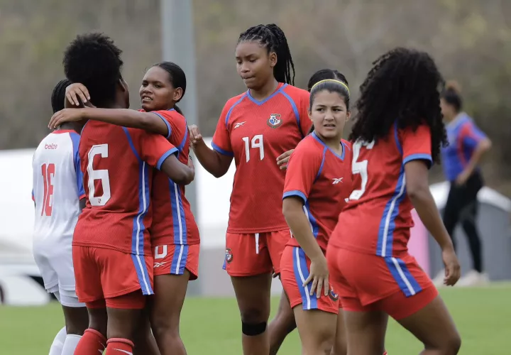 La selección femenina festeja su anotación./ Foto: Fepafut