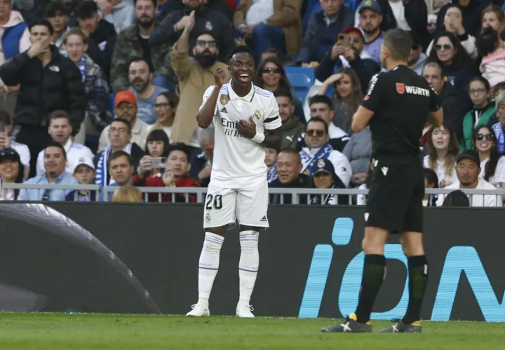 Vinicius Jr (c) se queja al árbitro durante el partido entre Real Madrid y RCD Espanyol. /Foto: Agencia EFE