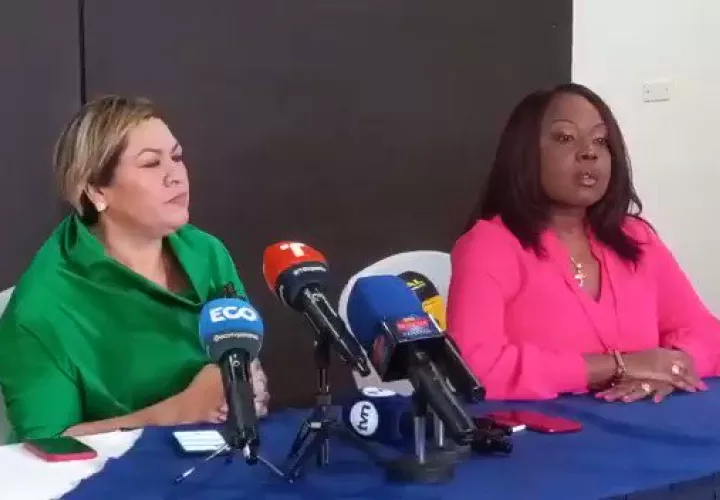 Diputada Kayra Harding junto a la exdirectora de Inamu, Nelly Herrera.   (Foto- Video: Víctor Arosemenena)