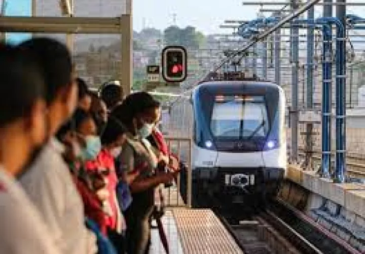 El uso de mascarilla en el metro y metrobús.