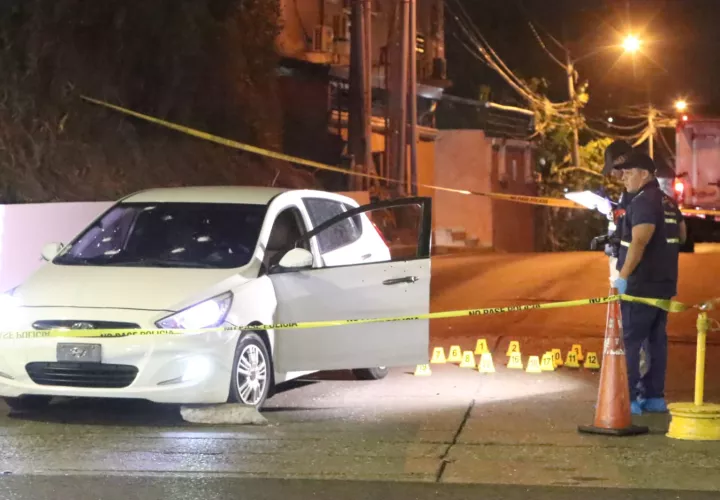 El cuerpo del conductor terminó dentro del auto.  Foto: Alexander Santamría 