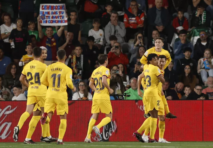  Robert Lewandowski (d), celebra el primer gol del encuentro. /EFE