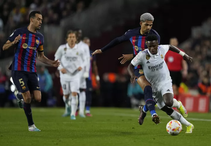 Vinícius Júnior (d) juega un balón ante Araújo y Busquets (i),/EFE