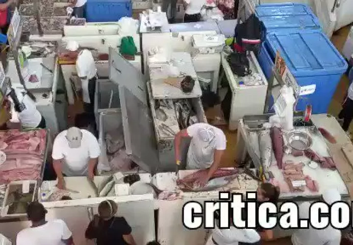 Mercado de Mariscos abarrotado de clientes. [Foto- Video: Landro Ortíz/ Víctor Arosemena]