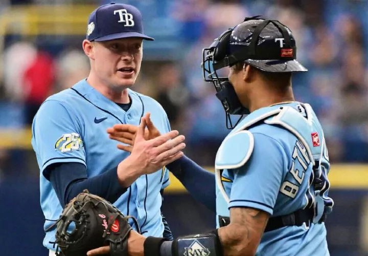 El receptor panameño Christian Bethancourt (der.) saluda al pitcher Pete Fairbanks, luego de terminar el partido a favor de los Rays.