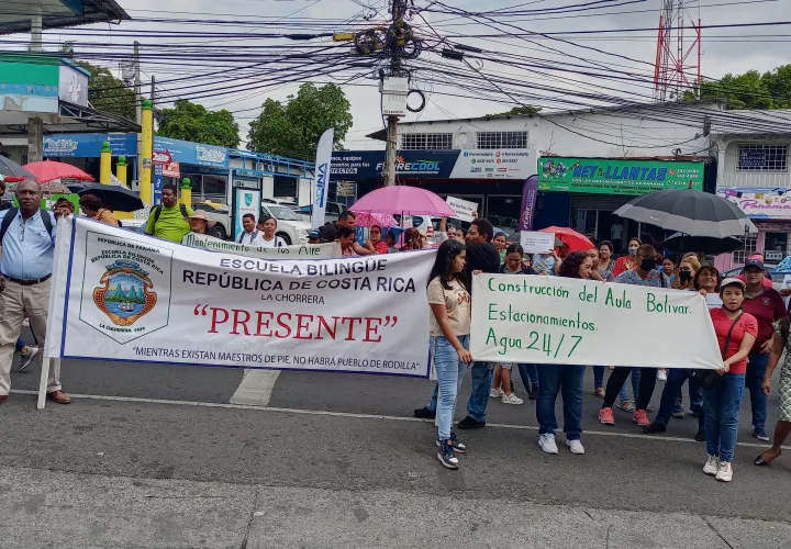 Protesta de padres de familias y docentes