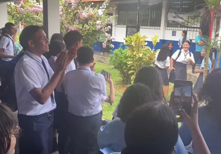 Los estudiantes del plantel proestan hoy, jueves, y piden la remoción del docente involucrado en este caso.  (Foto: Telemetro)