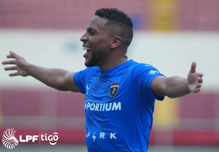 Romario Piggott, de Plaza Amador, festeja su gol. 