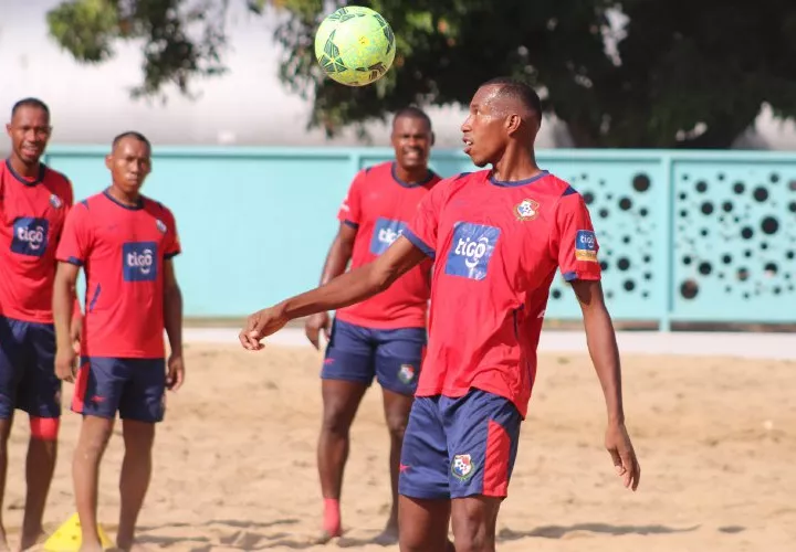 Entrenamiento de la selección panameña de Fútbol Playa con miras al torneo de la Concacaf. Foto: Fepafut