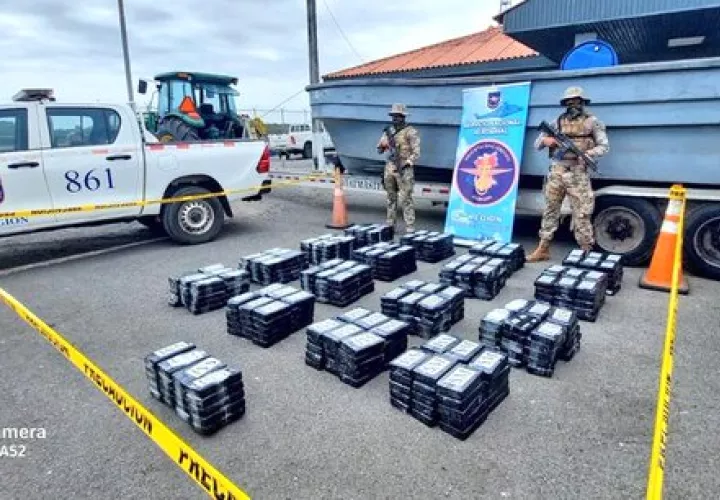 Los paquetes de droga decomisados y eran transportado en una lancha rápida.