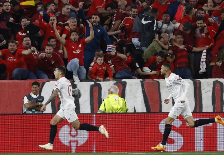 El sevillista Erik Lamela (i) celebra tras marcar el segundo gol. /Foto: EFE