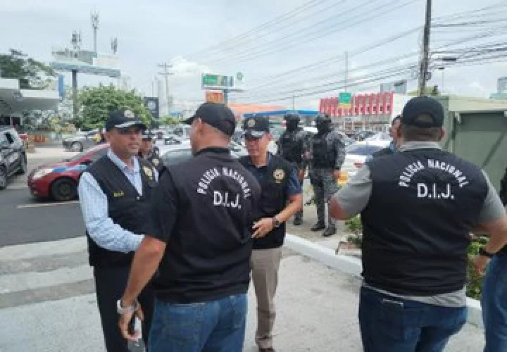 La Policía y DIJ en la sede bancaria.