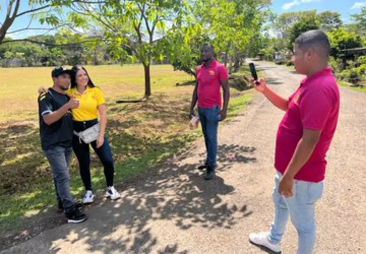 Levy junto a su equipo en busca de las firmas.