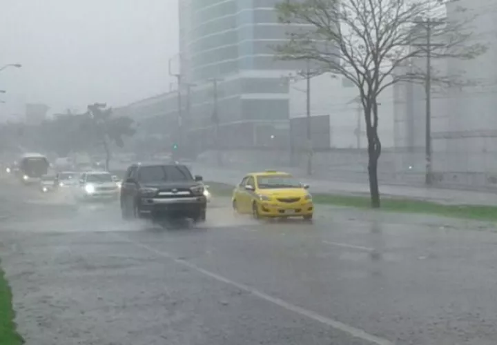 Unos cuantos minutos de lluvias y las avenidas de la ciudad quedan anegadas.