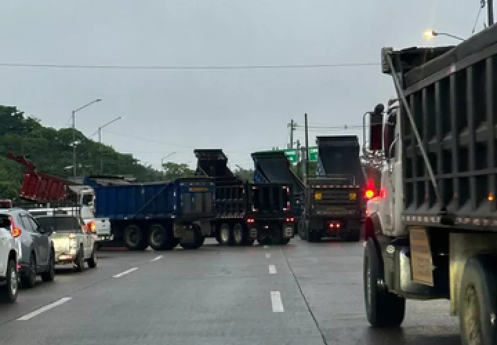 Camioneros protestan y cierran varías vías.