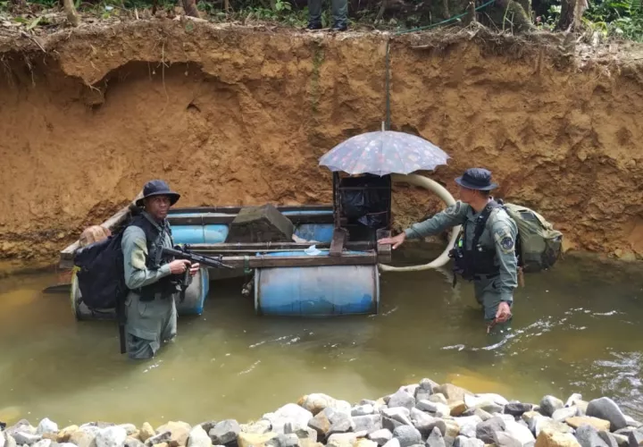 En el área a orillas de este río de este municipio colonense, se encontraron 6 motobombas, dos motosierras, y un arma de fuego, tipo escopeta.