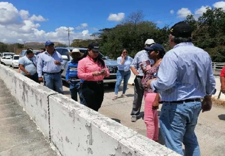 Unas 17 comunidades en la calle