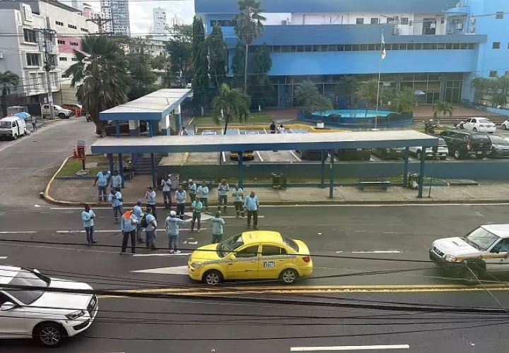 Un grupo de trabajadores del Idaan protestaron ayer frente a la sede central del Idaan, ubicada en vía Brasil.