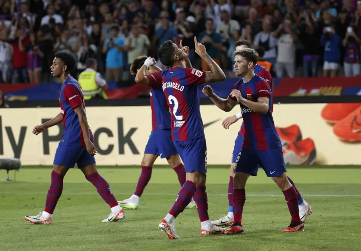 Los jugadores del Barcelona celebran el tercer gol . (anotado por Cancelo -c-) . /Foto: EFE