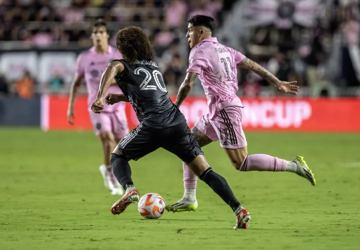 El panameño Adalberto Carrasquilla (20) marca a Facundo Farías, del Inter. /Foto: EFE